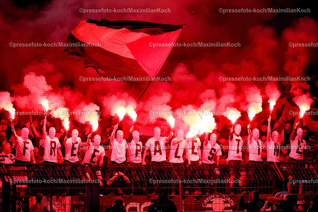 BVB01102402188 | 01.10.2024, Fußball, UEFA Champions League, Borussia Dortmund - Celtic Glasgow, 2. Spieltag, Signal Iduna Park, Saison 2024 2025: Proteste im Gästeblock Free Palestine gegen den Krieg Pyrotechnik bengalisches Feuer Bengalos Palästinaflagge Palästinafahne