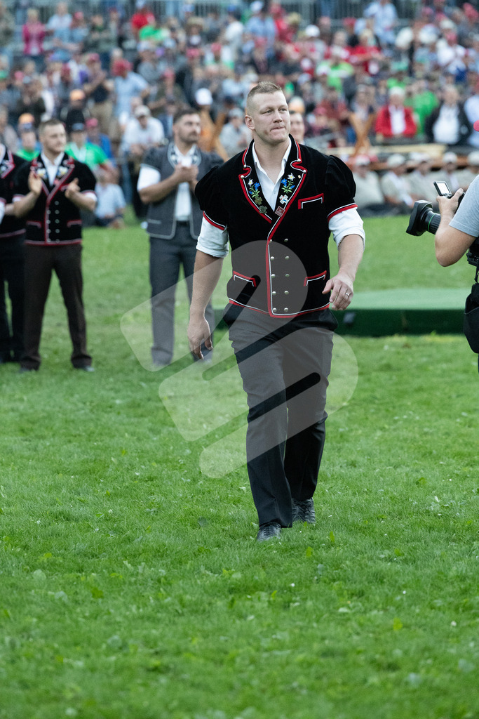 ESAF2025_Ehrung_7348 | Die Schwinger des Schwyzer Kantonalen Schwingerverbandes: Fotos, die Dynamik und Leidenschaft festhalten, sowie emotionale Momente aus dem traditionellen Schwingsport zeigen. - Realisiert mit Pictrs.com