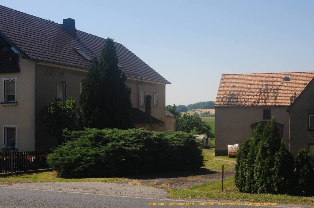Geißmannsdorf-2026-Ortsbilder-051 | Geißmannsdorf bei Bischofswerda im Sommer 2026. Ein fotografischer Streifzug durch das Dorf Geißmannsdorf, mit Gebäuden, Straßen, Strohpuppen und geschmückten Vorgärten und Grundstücken anlässlich der 800-Jahr-Feier von Geißmannsdorf im Juni 2026 - Realisiert mit Pictrs.com