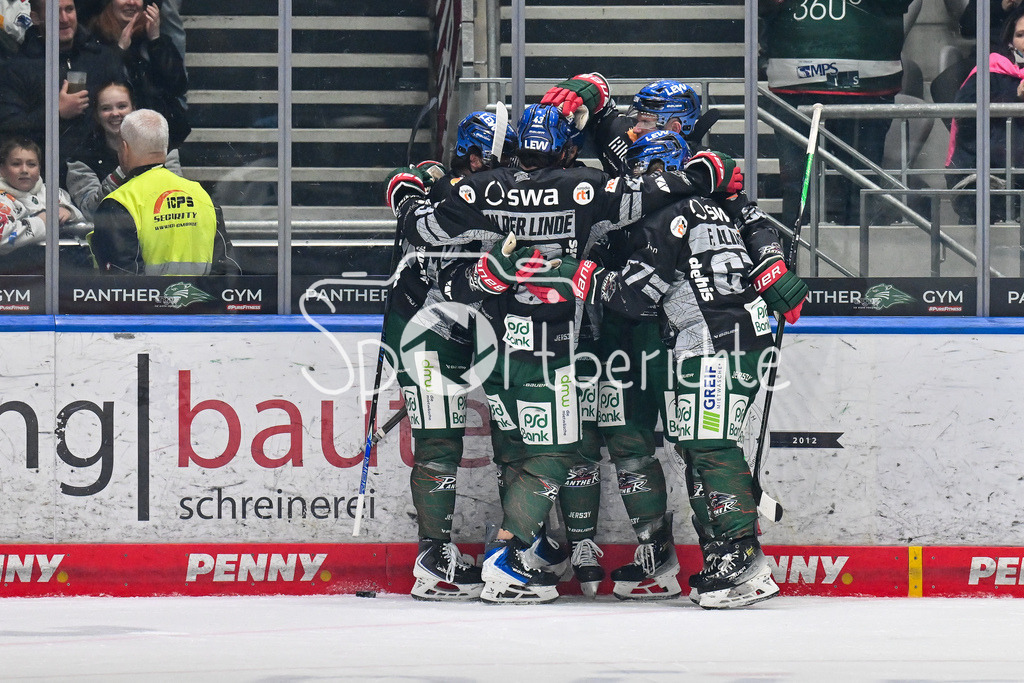 Augsburger Panther - ERC Ingolstadt | Jubel der Panther nach dem Treffer zum 1-0 durch Joseph CRAMAROSSA (Augsburger Panther 92) / Tor / Torschuetze / Freude / Happy / beim match zwischen den Augsburger Panthern und dem ERC Ingolstadt am 13. Spieltag der Penny DEL im Curt Frenzel Stadion am 23.10.2025