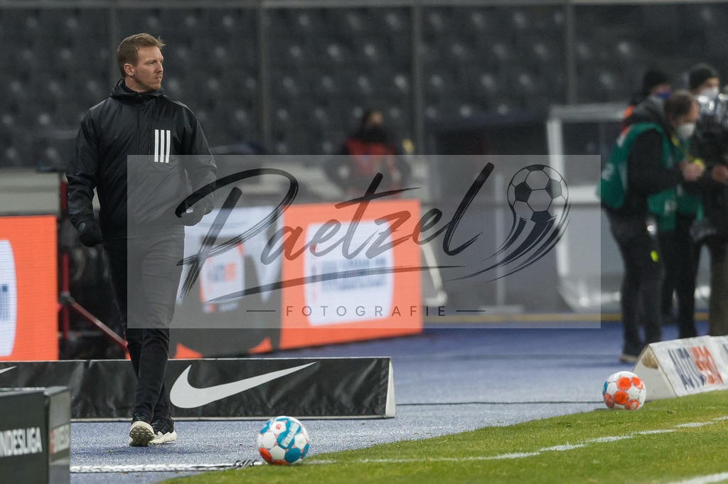 BSCFCB20220123_065 | Fussball, Herren: Trainer Julian Nagelsmann (FC Bayern Muenchen) schaut bei dem Spiel der 1. Bundesliga zwischen Hertha BSC und FC Bayern Muenchen im Olypiastadion am 23.01.2022 in Berlin, Deutschland.DFB / DFL REGULATIONS PROHIBIT ANY USE OF PHOTOGRAPHS AS IMAGE SEQUENCES AND/OR QUASI-VIDEO. - Realisiert mit Pictrs.com