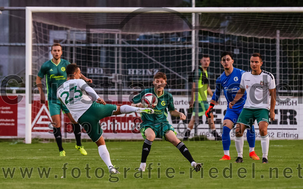 2023-09-01_015_FC_Schwaig_gegen_TSV_Gruenwald | Oberding, Deutschland, 01.09.2023:
Fußball, Landesliga Südost 2023 / 2024, 9. Spieltag, FC Schwaig gegen TSV Grünwald, Endergebnis: 3:1

Maximilian Hellinger (FC Schwaig, #23), Leon Sammer (TSV Grünwald, #8), Torwart Lukas Brandl (TSV Grünwald, #22), Vincent Sommer (FC Schwaig, #10)

Foto: Christian Riedel / fotografie-riedel.net