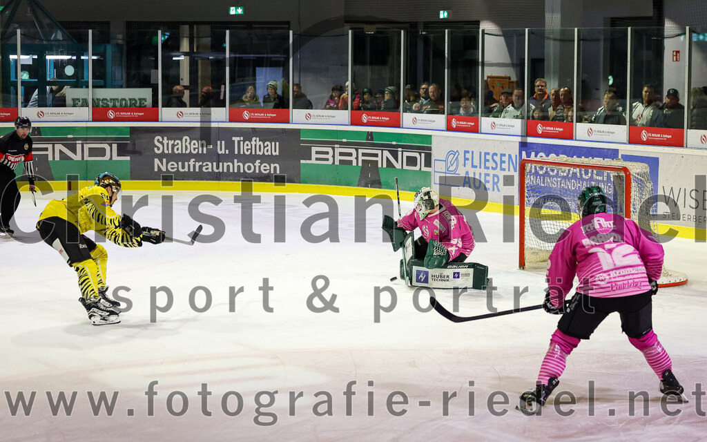 2025-10-10_070_TSV_Erding_gegen_onesto_Tigers_Bayreuth | Erding, Deutschland, 10.10.2025:Eishockey, Oberliga Süd 2025 / 2026, 7. Spieltag, TSV Erding gegen onesto Tigers Bayreuth, Endergebnis: 2:5Kyle Bollers (onesto Tigers Bayreuth, #88), Torwart Leon Meder (Erding Gladiators, #39), Thomas Brandl (Erding Gladiators, #12)Foto: Christian Riedel / fotografie-riedel.net