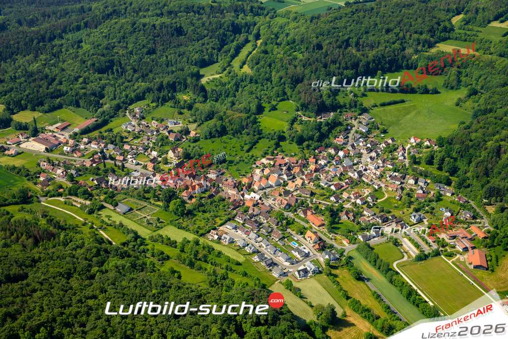 Das Luftbild zeigt  Kirchensittenbach - Die Luftaufnahme wurde 2023 vom UL-Flugzeug aus erstellt ( keine Drohne ) - Hochauflösende Luftaufnahme - Für grossformatige Ausdrucke geeignet. Die Geschenkidee !Mit Lizenz und Bildrechte bestellbar