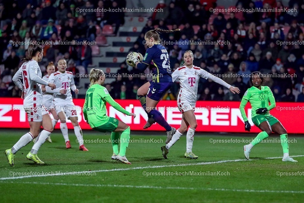 Koe07022502121 | 07.02.2025, Frauen Fußball, 1. FC Köln - VfL Wolfsburg, 1. Fußball Bundesliga, Franz-Kremer-Stadion, Saison 2024 2025: Torwart Aurora Mikalsen (1. FC Köln #23) verteidigt im Strafraum gegen Rebecka Blomqvist (VfL Wolfsburg #21)DFB regulations prohibit any use of photographs as image sequences and or quasi-video.