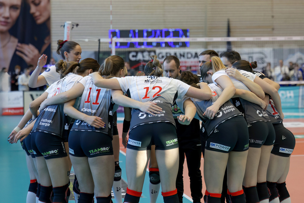1. Volleyball-Bundesliga Frauen, Saison 2025-2026, 11.Spieltag, Binder Blaubären TSV Flacht vs. Dresdner SC, Flacht, 28.12.2025 | 1. Volleyball-Bundesliga Frauen, Saison 2025-2026, 11.Spieltag, Binder Blaubären TSV Flacht vs. Dresdner SC, Flacht, 28.12.2025*** DSC Spielerinnen im Mannschaftskreis vor dem Spiel - Realisiert mit Pictrs.com