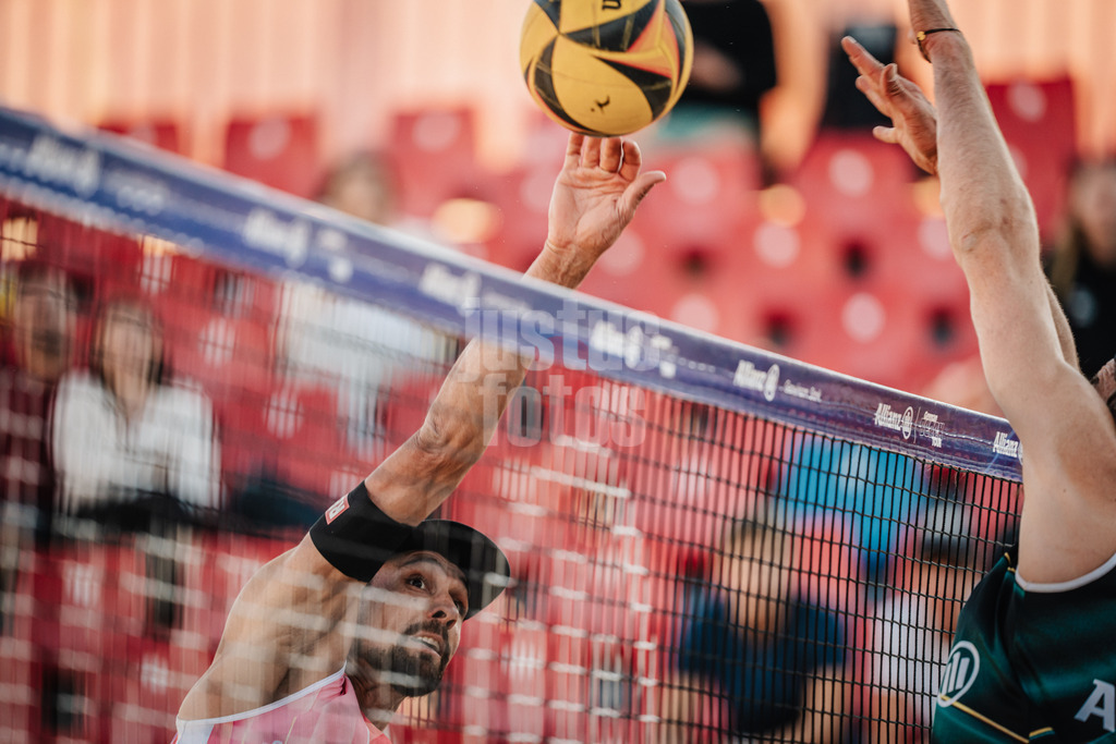 Beachvolleyball | Männer | Allianz German Beach Tour 2025 | Tourstop Berlin | 21.08.2025 | Jonathan Erdmann beim Angriff