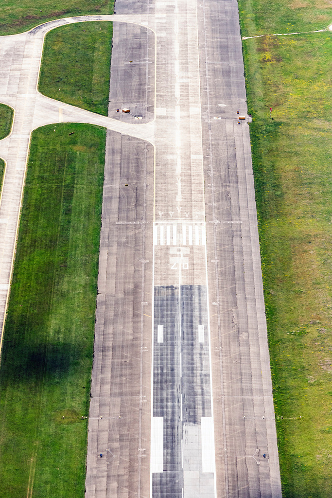 dr__dsc4495.jpg | MANCHING 20.06.2018 Start- und Landebahnen mit Rollwegen Hangaranlagen und Terminals auf dem Gelände des Flughafen - Flugplatz Ingolstadt-Manching in Manching im Bundesland Bayern. // Runway with hangar taxiways and terminals on the grounds of the airport in Manching in the state Bavaria. Foto: Daniel Reiter