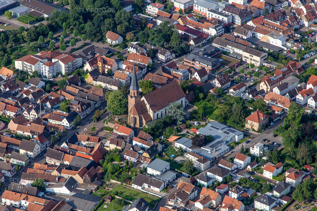 Luftbild: Kirche St. Maria Himmelfahrt in Herxheim bei Landau im Bundesland Rheinland-Pfalz in Deutschland. Foto: IMG_142880.jpg vom 19.07.2024 durch Werner Riehm/FLY-FOTO.de