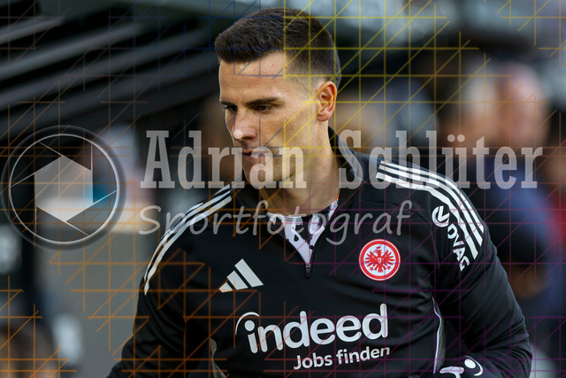 Borussia Mönchengladbach vs Eintracht Frankfurt - Bundesliga  | Mönchengladbach, Deutschland, 27.09.25:   Michael Zetterer (Eintracht Frankfurt) schaut waehrend des Spiels der Bundesliga zwischen Borussia Mönchengladbach vs Eintracht Frankfurt im Stadion im Borussia Park(Foto von Brauer-Fotoagentur / Adrian Schlueter)