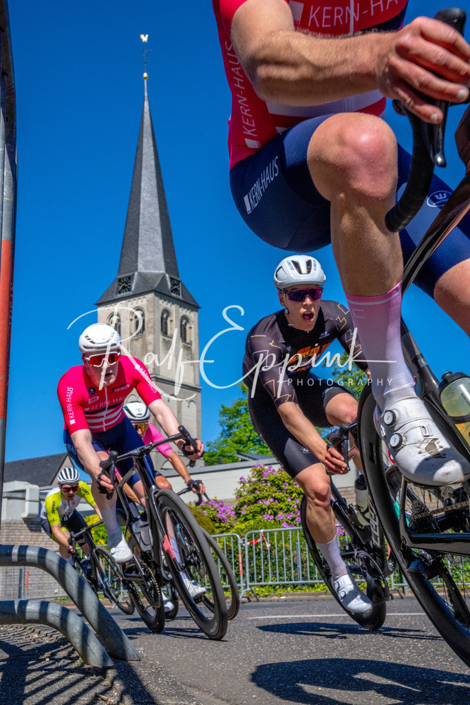 Spurt in den Mai 2026 - Großer Preis der Sparkasse Neuss | Annual one-day road cycling race "Großer Preis der Sparkasse Neuss" held in Büttgen, Germany, organized by VfR Büttgen 1912 e.V. The event features multiple races across all age categories from U11 youth to Elite men. - Realisiert mit Pictrs.com