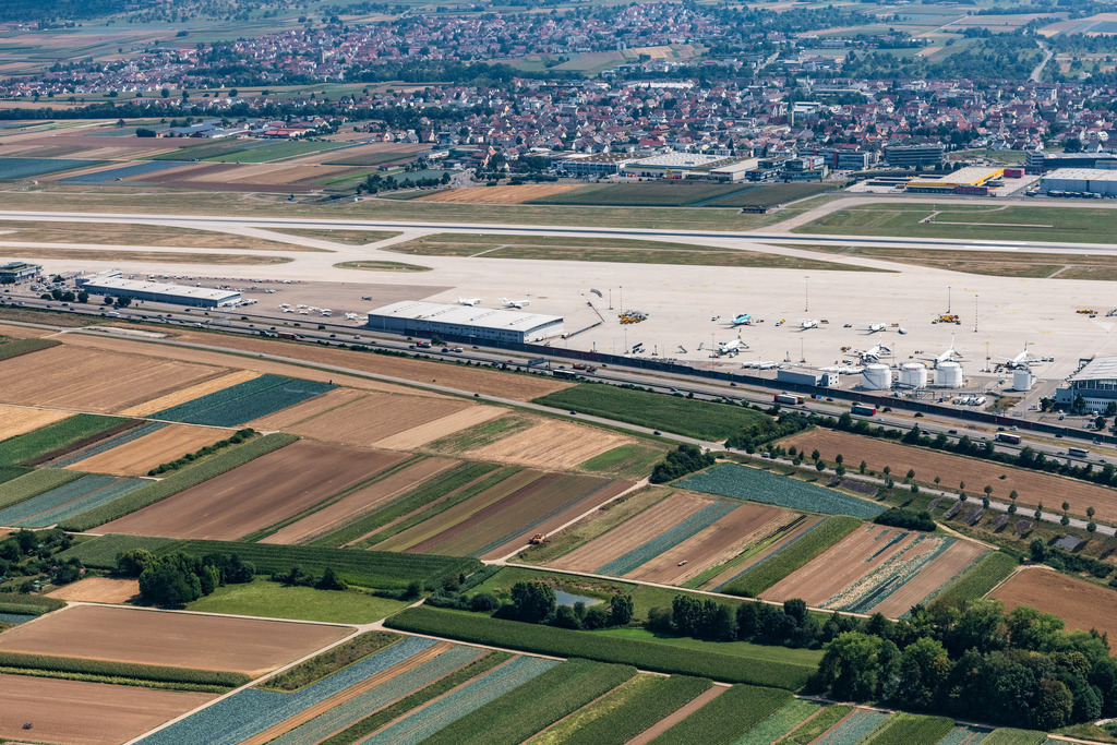 dr__0015884.jpg | STUTTGART 03.08.2018 Start- und Landebahnen mit Rollwegen Hangaranlagen und Terminals auf dem Gelände des Flughafen in Stuttgart im Bundesland Baden-Württemberg, Deutschland. // Runway with hangar taxiways and terminals on the grounds of the airport in Stuttgart in the state Baden-Wurttemberg, Germany. Foto: Daniel Reiter