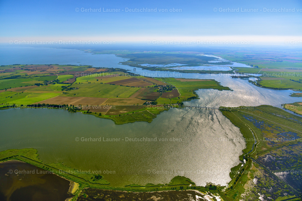 3637628 | Peenebrücke bei Zecherin, USEDOM 25.08.2016 Fluss - Brückenbauwerk Zecheriner Brücke im Ortsteil Zecherin in Usedom an der Ostseeküste im Bundesland Mecklenburg-Vorpommern, Deutschland. // River - bridge construction Zecheriner Bruecke in the district Zecherin in Usedom at the baltic coast in the state Mecklenburg - Western Pomerania, Germany. Foto: Gerhard Launer