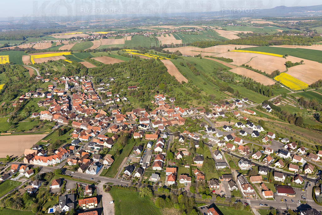 Dorfansicht | Luftbild: Dorfansicht in Morsbronn-les-Bains im Bundesland Bas-Rhin in Frankreich. Foto: IMG_099368.jpg vom 30.04.2017 durch Werner Riehm/FLY-FOTO.de - Realisiert mit Pictrs.com