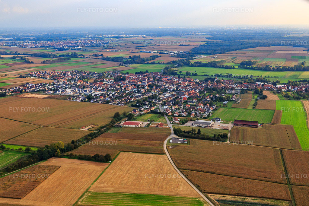 Aerial view: View of the town from the north in Geudertheim in the state Bas-Rhin, France. – Photo: IMG_074215.jpg taken on 10/04/2014 by Werner Riehm/FLY-FOTO.com – Resolution of the original: 5227 x 3485 px