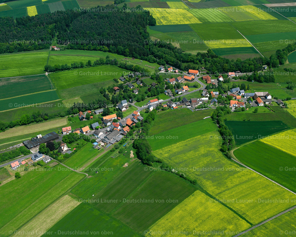2615248 | REIMENROD 09.06.2006 Landwirtschaftliche Nutzflächen und Feldgrenzen  umsäumen das Siedlungsgebiet des Dorfes in Reimenrod im Bundesland Hessen, Deutschland // Agricultural land and field boundaries surround the settlement area of the village  in Reimenrod in the state Hesse, Germany Foto: Gerhard Launer