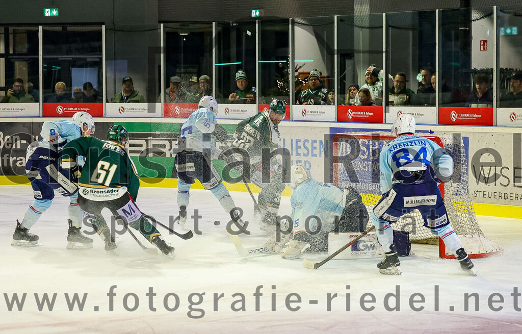 2025-12-23_130_TSV_Erding_gegen_Heilbronner_Falken | Erding, Deutschland, 23.12.2025:Eishockey, Oberliga Süd 2025 / 2026, 29. Spieltag, TSV Erding gegen Heilbronner Falken, Endergebnis: 5:4Dennis Miller (Erding Gladiators, #61), Luis Ludin (Heilbronner Falken, #57), Marc Schmidpeter (Erding Gladiators, #33), Torwart Franz Jokinen (Heilbronner Falken, #75), Malte Krenzlin (Heilbronner Falken, #84)Foto: Christian Riedel / fotografie-riedel.net