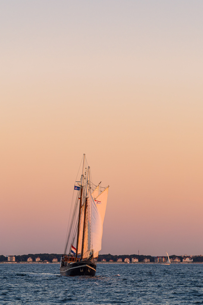 Segelschiff im Sonnenuntergang auf der Hanse Sail in Rostock | Segelschiff im Sonnenuntergang auf der Hanse Sail in Rostock.