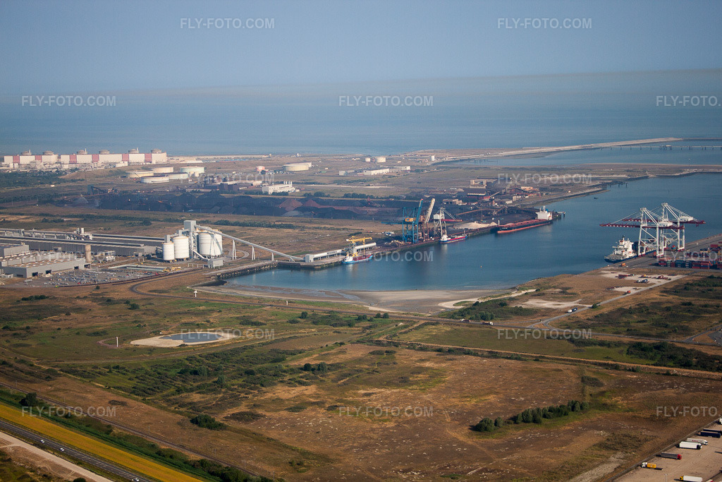 Aerial view: Port at Loon-Plage in Loon-Plage in the state North, France. – Photo: IMG_58977.jpg taken on 07/22/2013 by Werner Riehm/FLY-FOTO.com – Resolution of the original: 4752 x 3168 px