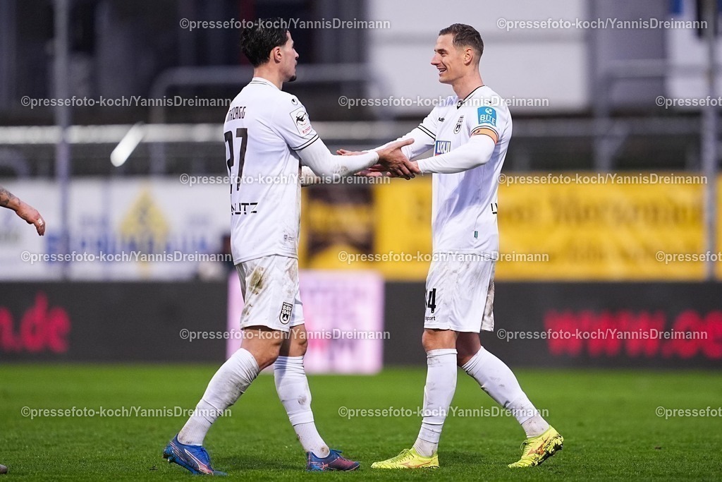 xYDRx06122501103 | 06.12.2025, xydrx, Fußball, 3.Liga, FC Viktoria Köln - SSV Ulm 1846, Saison 2025 2026, Sportpark Höhenberg: Lukas Mazagg (SSV Ulm 1846 #27) und Dennis Dressel (SSV Ulm 1846 #14) freuen sich über den Sieg        DFB regulations prohibit any use of photographs as image sequences and or quasi-video.Photo: xYannisxDreimannxPressefotoKochx