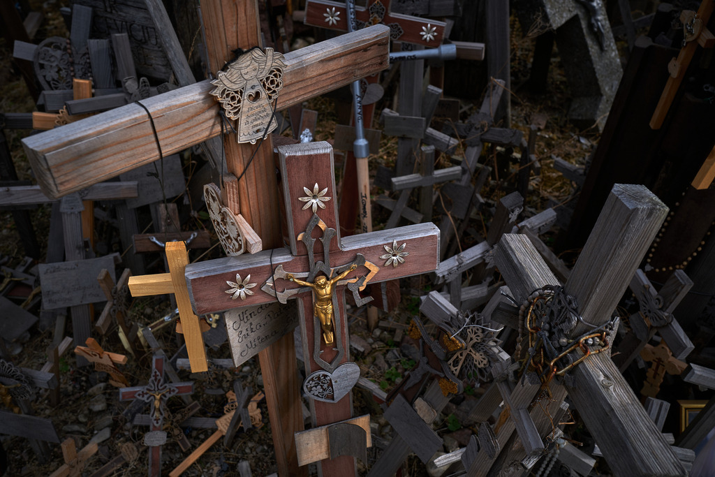 Berg der Kreuze | Litauen - August 19, 2022: Besuch beim Berg der Kreuze, das Wahrzeichen litauischen Glaubens und des Widerstands. - Realisiert mit Pictrs.com