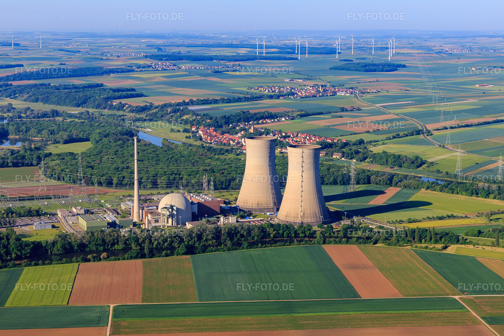 Luftbild: Kühltürme und Reaktorkuppel des Kernkraftwerk Grafenrheinfeld der Preussenelektra GmbH am Mainufer von Norden in Grafenrheinfeld im Bundesland Bayern in Deutschland. Foto: IMG_100264.jpg vom 27.05.2017 durch Werner Riehm/FLY-FOTO.deWWW.PREUSSENELEKTRA.DE