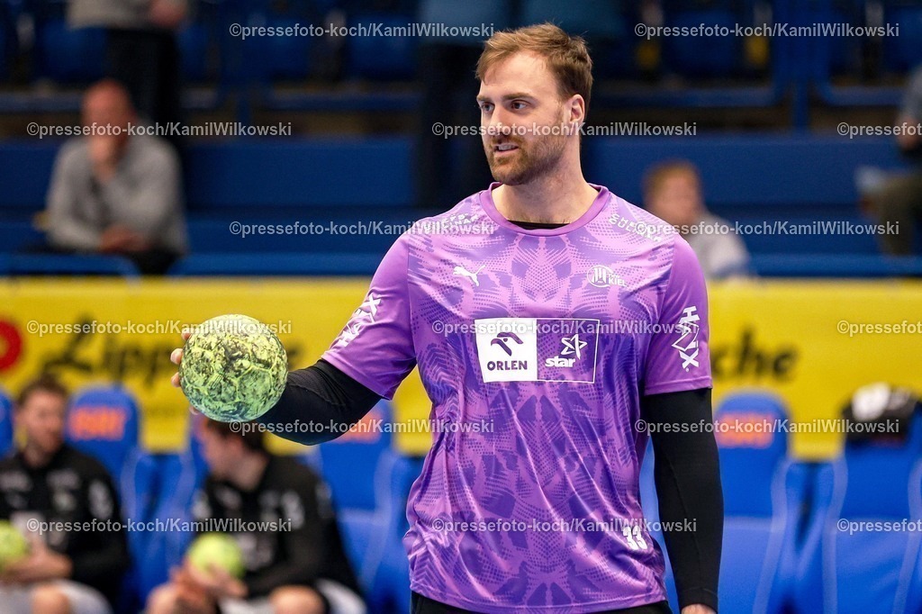 xKWIx14122501008 | 14.12.2025, xKWIx, Handball, Daikin Handball-Bundesliga (Daikin HBL), TBV Lemgo Lippe - THW Kiel, PHOENIX CONTACT arena: Andreas Wolff (THW Kiel #33) beim Aufwärmen Photo: xKamilxWilkowskixPressefotoKochx