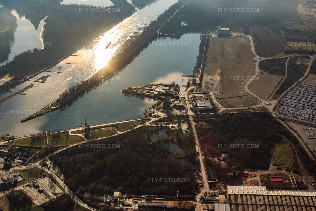 Aerial view: New construction site of the Rhine port Lauterbourg Rhine Terminal from the north in Lauterbourg in the state Bas-Rhin, France. – Photo: IMG_085494.jpg taken on 12/24/2015 by Werner Riehm/FLY-FOTO.com – Resolution of the original: 5472 x 3648 px – Paris Terminal - La solution multimodale de référence
