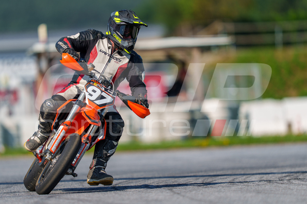 SuperMoto_Staatsmeisterschaft_Greinbach_179 | GRIPcapture steht für authentische Sportfotografie in Österreich – für Momente, die mehr sind als Geschwindigkeit oder Ergebnis. Es geht um Emotion, Spannung, Fokus und den Augenblick, der oft nur einen Wimpernschlag dauert.Ob Motorsport, Teamsport oder 