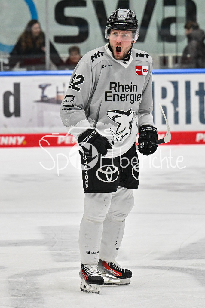 Augsburger Panther - Kölner Haie | Jubel der Haie nach dem Ausgleich zum 3-3 durch Parker TUOMIE (Koelner Haie #62)  / Treffer / Tor / Torschuetze / Freude / Happy / DEL: Augsburger Panther - Koelner Haie, Curt Frenzel Stadion am 02.03.2025