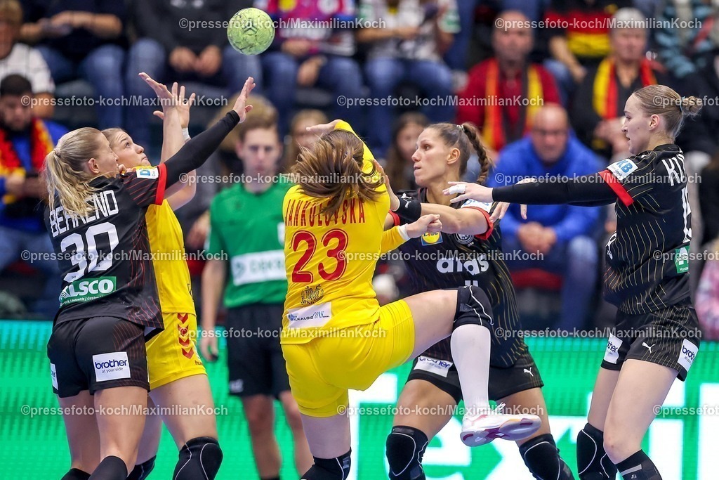 DHB16102501059 | 16.10.2025, Handball, EHF Frauen Länderpiel, EM Qualifikation 2026, Deutschland - Nordmazedonien, Schwalbe-Arena in Gummersbach:  Jenny BEHREND (GER #30)  Emily VOGEL (GER #20)  Nieke KÜHNE (GER #19) verteidigen gegen  Angela JANKULOVSKA (MKD #23) 