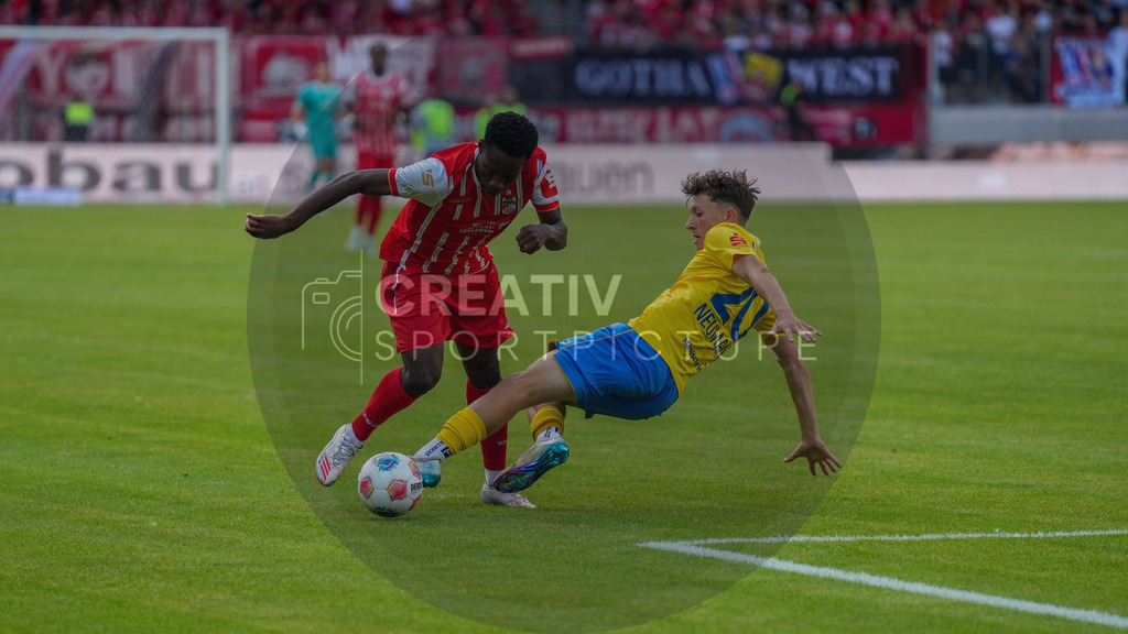 Fußball, Herren, Saison 2025/2026, Regionalliga Nordost, 1. Spieltag, FC Rot-Weiß Erfurt vs. FSV 63 Luckenwalde, Freitag 25.07.2025, Steigerwaldstadion Erfurt, | Fußball, Herren, Saison 2025/2026, Regionalliga Nordost, 1. Spieltag, FC Rot-Weiß Erfurt vs. FSV 63 Luckenwalde, Freitag 25.07.2025, Steigerwaldstadion Erfurt, Im Bild: Benjika Caciel (l. Erfurt) und Len Neumann (r. Luckenwalde) - Realisiert mit Pictrs.com
