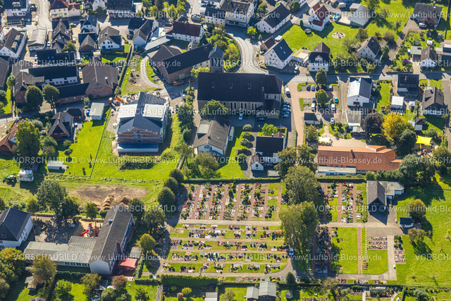 Balve230907923 | Luftbild, Kirche Heilige Drei Könige, Baustelle mit Neubau neben der Kirche, Friedhof, Garbeck, Balve, Sauerland, Nordrhein-Westfalen, Deutschland