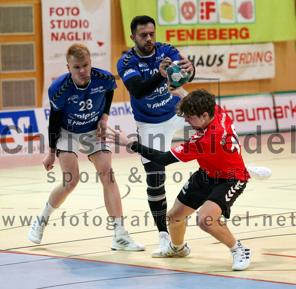 2022-11-19_014_SpVgg_Altenerding_gegen_TG_Landshut_II | Erding, Deutschland, 19.11.2022:
Handball, Bezirksoberliga Männer 2022 / 2023, 9. Spieltag, SpVgg Altenerding gegen TG Landshut II, Endergebnis: 33:31

Tom Baumhardt (TG Landshut, #28), Enis Kabashi (TG Landshut, #22), Tim Steininger (SpVgg Altenerding, #10)

Foto: Christian Riedel / fotografie-riedel.net