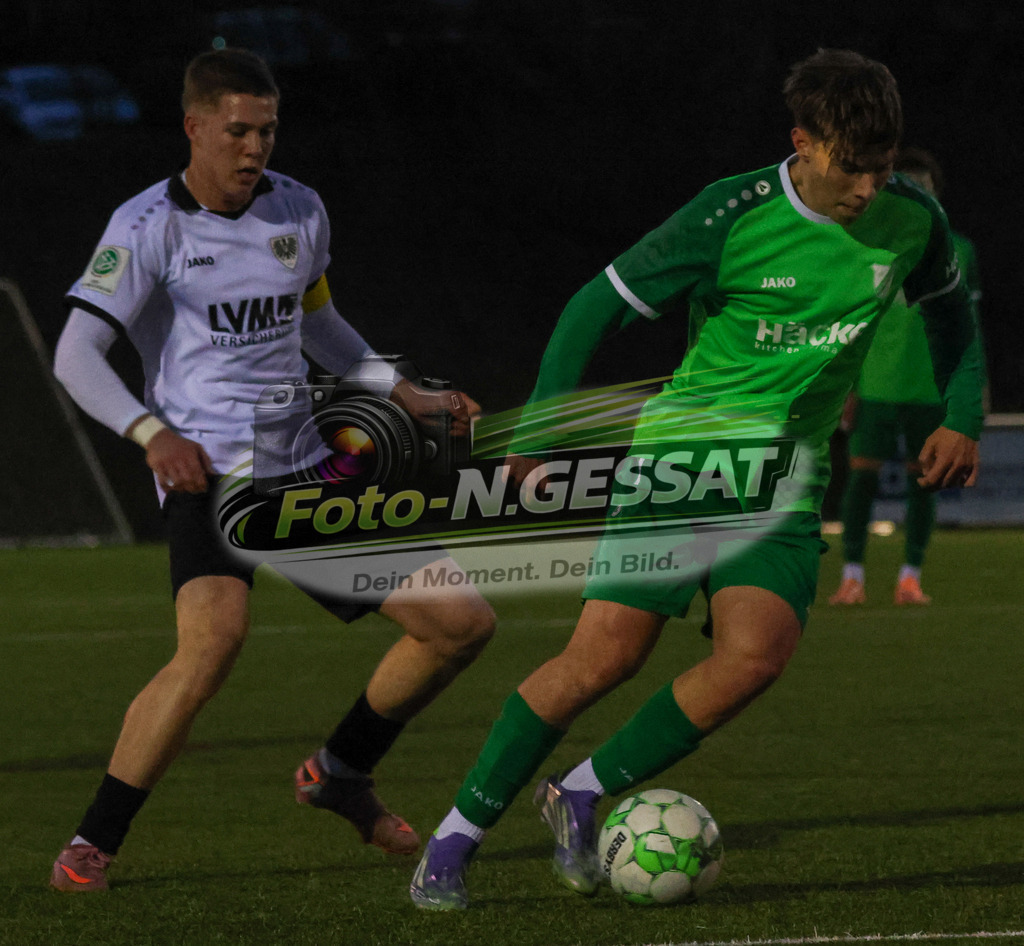 SV Rödinghausen - SC Preußen Münster | Auf dem Bild zu sehen: grün SV Rödinghausen: David Krause ; weiß SC Preußen Münster: Luca Toni SchroerSV Rödinghausen, SC Preußen Münster, Saison 25/26, A-Jugend Westfalenpokal, Achtelfinale, U19, Deutschland - Realisiert mit Pictrs.com