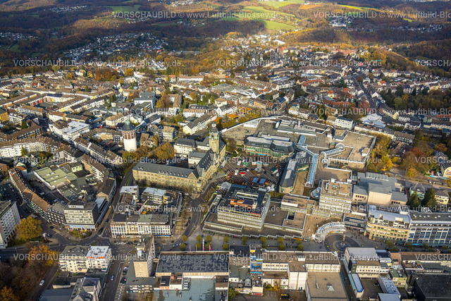 Remscheid231100839 | Luftbild, City Innenstadtansicht mit historischer Altstadt, Rathausplatz und Allee-Center mit Weihnachtsmarkt Aufbau, Waterbölles Wasserturm Sehenswürdigkeit und Rathaus, Wohnhäuser und Geschäftshäuser, Mitte, Remscheid, Rheinland, Nordrhein-Westfalen, Deutschland