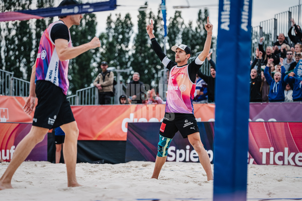 Beachvolleyball | Männer | German Beach Tour 2024 | Tourstop Bremen | 09.06.2024 | Bennet Poniewaz reisst die Arme in die Luft