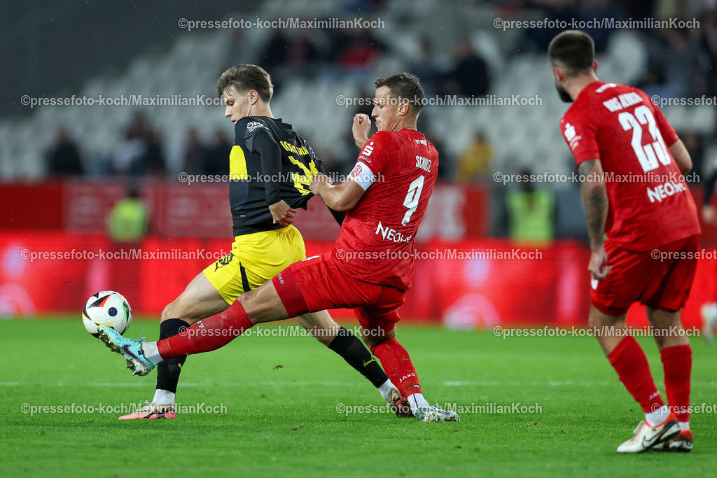 RWE3Liga25092401037 | 25.09.2024, Essen, Fußball,  Rot-Weiss Essen – Borussia Dortmund II (U23), bwin 3. Liga Herren, Stadion an der Hafenstraße, 7. Spieltag Saison 2024 2025: Julian Hettwer (BVB II #20) gegen Michael Schultz (RWE #4) DFB regulations prohibit any use of photographs as image sequences and or quasi-video.