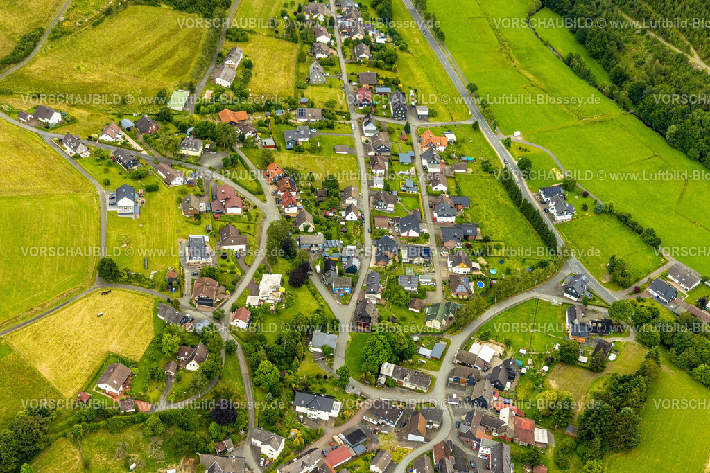 BadLaasphe240709325 | Luftbild, Ortsansicht und Wohngebiet Herbertshausen, Bad Laasphe, Wittgensteiner Land, Nordrhein-Westfalen, Deutschland