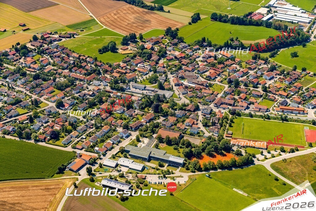 Geschenkidee Großhelfendorf bei Aying -Die Luftbildaufnahme wurde 2025 vom UL-Flugzeug heraus erstellt ( keine Drohne ) - Hochauflösende Luftaufnahme -Nicht vergleichbar mit Google Maps oder Satelittenbilder- Die Geschenkidee !Mit Lizenz und Bildrechte bestellbar