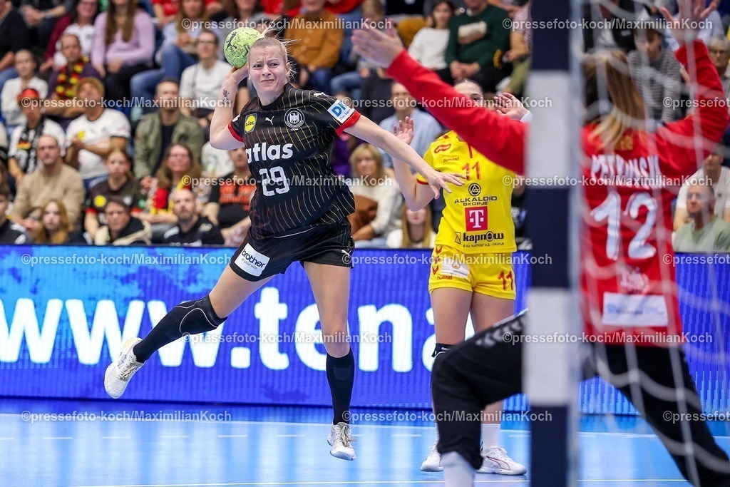 DHB16102501018 | 16.10.2025, Handball, EHF Frauen Länderpiel, EM Qualifikation 2026, Deutschland - Nordmazedonien, Schwalbe-Arena in Gummersbach:  Antje DÖLL (GER #29) wirft auf das Tor von  Dragana PETKOVSKA (MKD #12) 