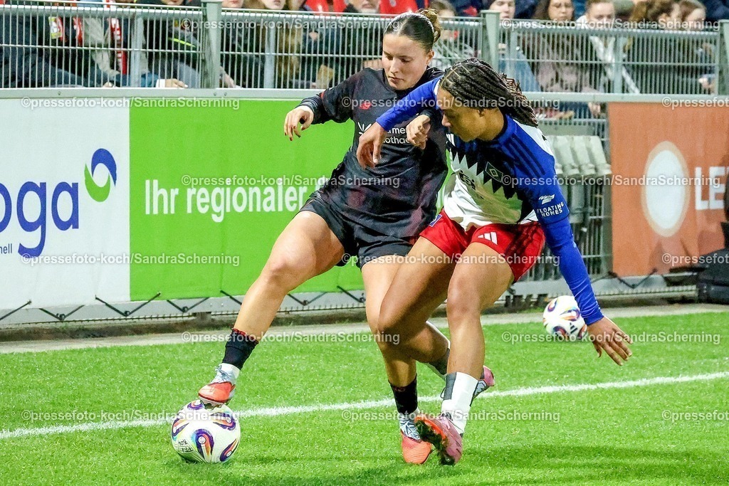 xsscx05112501017 | 05.11.2025, xsscx, Frauen Fuﬂball, Bayer 04 Leverkusen - Hamburger SV, Saison 2025 2026: Estrella Merino (Bayer 04 Leverkusen #10) im Zweikampf gegen Melina Krueger (Hamburger SV #9) DFB regulations prohibit any use of photographs as image sequences and or quasi-video.