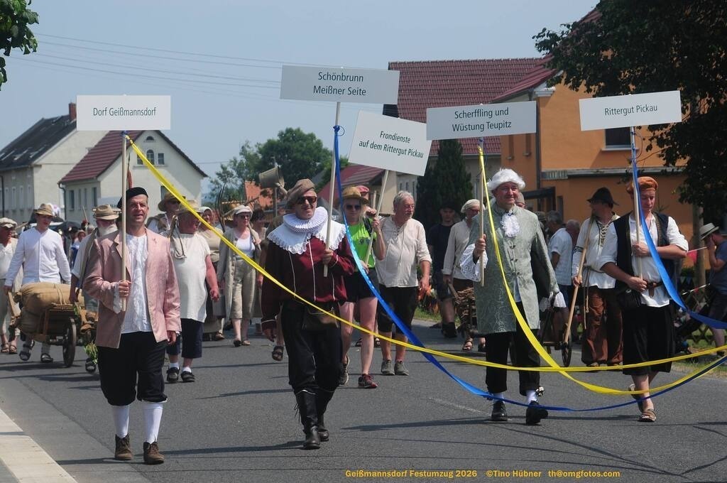 Geißmannsdorf-2026-Festumzug-077 | Festumzug in Geißmannsdorf bei Bischofswerda im Juni 2026. Fotografische Eindrücke und Momentaufnahmen vom Festumzug anläßlich des 800-jährigen Bestehens von Geißmannsdorf - mit Teilnehmern und Gästen, Strohpuppen und geschmückten Vorgärten und Grundstücken - Realisiert mit Pictrs.com