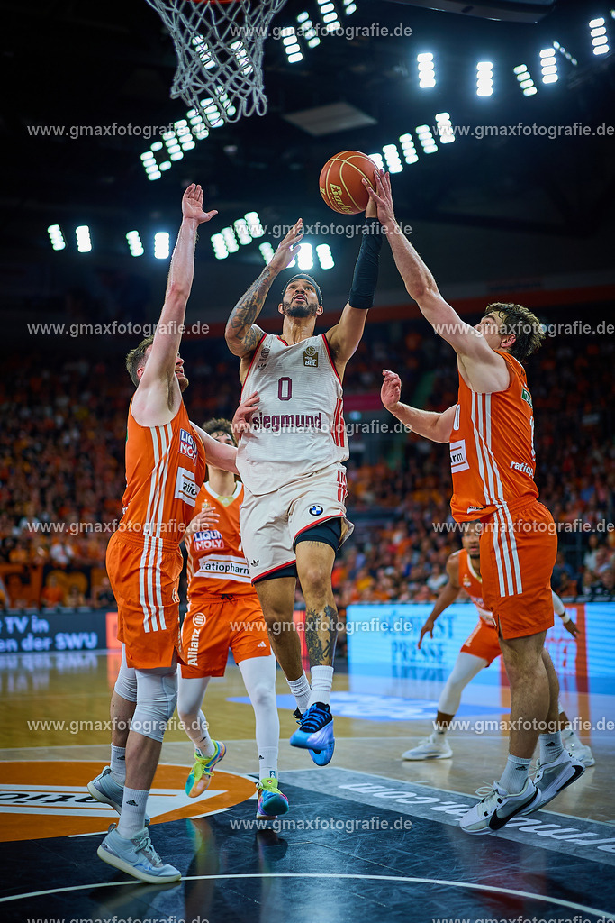 GER, ratiopharm ulm gegen FC Bayern, Basketball, 2. PlayOff, Finale, EasyCredit Bundesliga, Spielzeit 2024/2025, 18.06.2025 | Wurf von Nick Weiler-Babb (FC Bayern, #00) GER, ratiopharm ulm gegen FC Bayern, Basketball, 2. PlayOff, Finale, EasyCredit Bundesliga, Spielzeit 2024/2025, 18.06.2025Foto: Eibner-Pressefoto/Gerald Oelze-de Stoppany