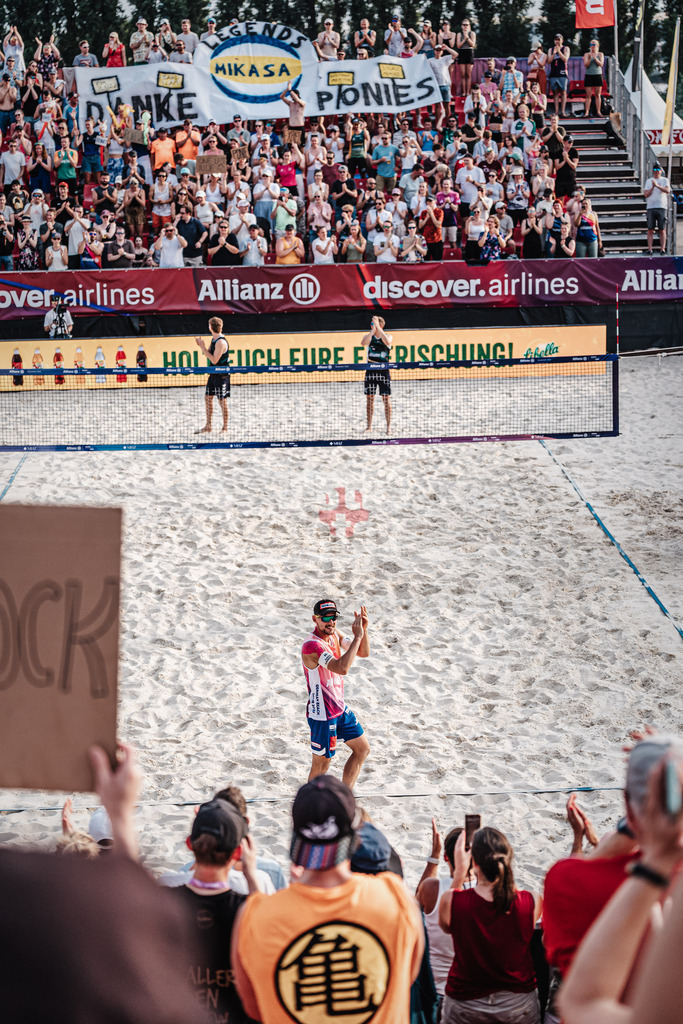 Beachvolleyball | Männer | Allianz German Beach Tour 2025 | Tourstop Bremen | 14.06.2025 | Bennet Poniewaz läuft in die Arena ein und Fans hissen ein Banner für für die Brüder Bennet und David Poniewaz mit der Aufschrift Danke Ponies Legends Mikasa