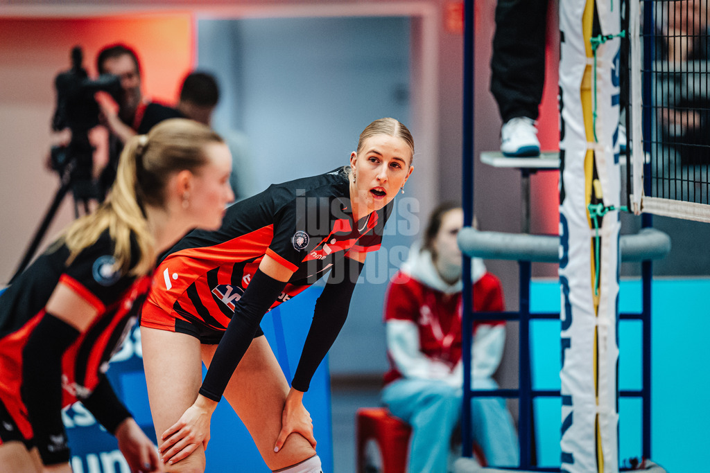 Volleyball | Frauen | Saison 2025/2026 | Volleyball Bundesliga | ETV Hamburger Volksbank Volleys vs. Dresdner SC | 15.11.2025 | Anna Hartig (#5, ETV Hamburger Volksbank Volleys) wartet auf die Angabe