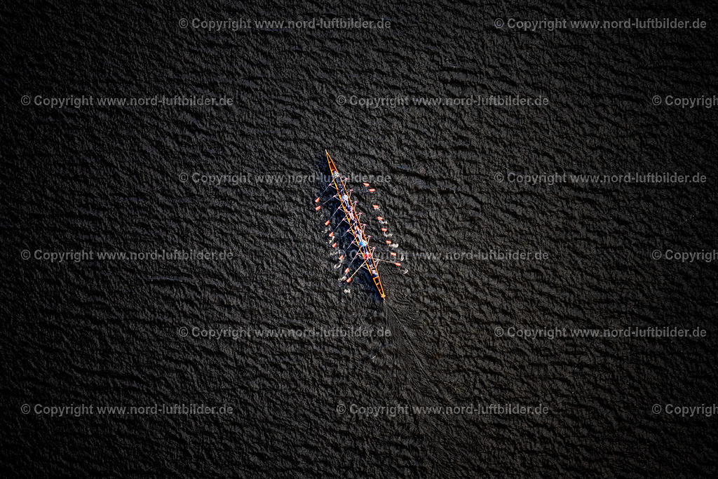 Hamburg_Ruder_Achter_auf_der_Alster_Senkrechtaufnahme_ELS_2394240525 | HAMBURG 24.05.2025 Senkrecht- Luftbild aus der Satelliten- Perspektive vom Ruder Achter in Hamburg auf der Alster im Bundesland Hamburg, Deutschland. // Vertical aerial view from the satellite perspective of the rudder aft in Hamburg on the Alster in the state of Hamburg, Germany. Foto: Martin Elsen