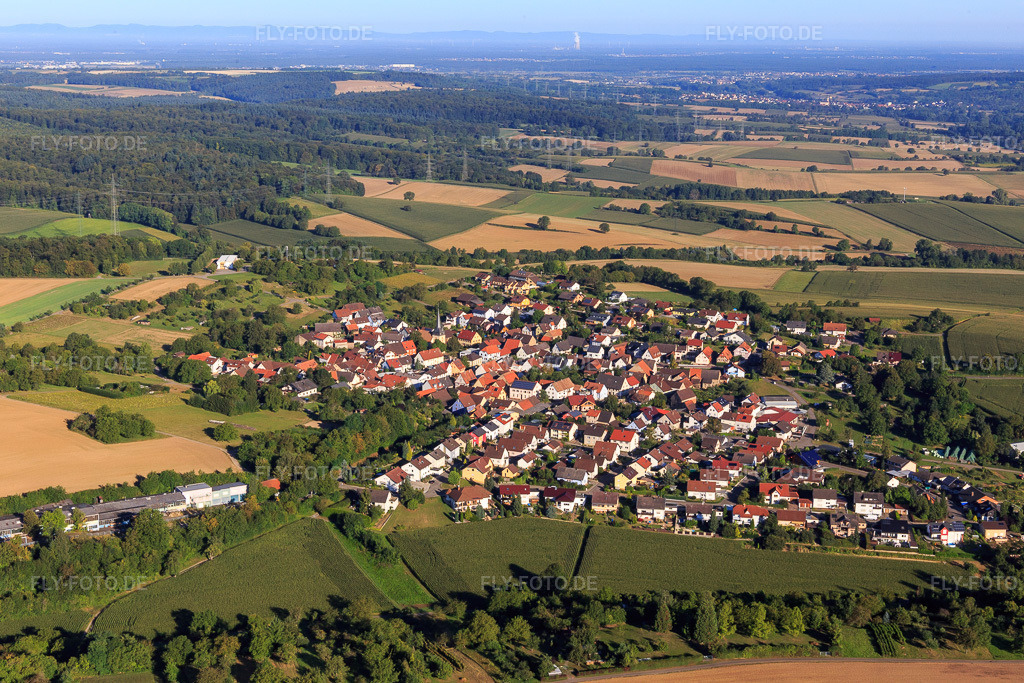 Luftbild: Ortsansicht aus Osten im Ortsteil Oberacker in Kraichtal im Bundesland Baden-Württemberg in Deutschland. Foto: IMG_093914.jpg vom 23.08.2016 durch Werner Riehm/FLY-FOTO.de