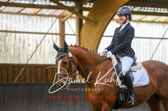 IMG_0221 | Deine Turnierfotos vom Reitturnier online kaufen: Dressur, Springen & Siegerehrung. Professionelle Pferdefotografie aus dem Rheinland – als Download & Print.Alternative: Turnierfotograf für den Pferdesport: Finde deine Fotos von Dressur- und Springturnier