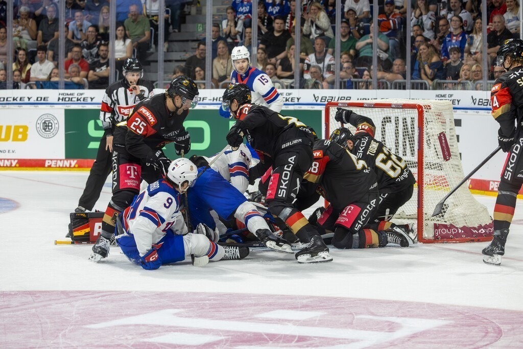 Eishockey-Länderspiel Deutschland gegen USA in Mannheim (letztes Vorbereitungsspiel vor der WM in der Schweiz) | Eishockey-Länderspiel Deutschland gegen USA in Mannheim (letztes Vorbereitungsspiel vor der WM in der Schweiz)***Riesige Chance für die USA, aber die Verteidigung der deutschen Mannschaft wirft alles rein - Realisiert mit Pictrs.com